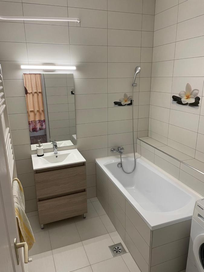 Pingvin Cukraszda Apartman Balatonmariafurdo Ngoại thất bức ảnh